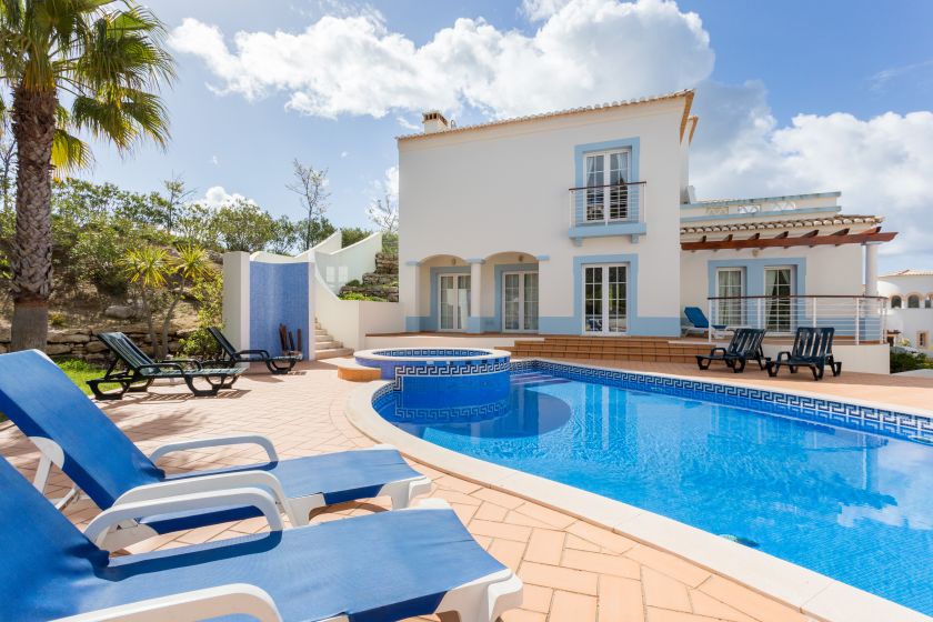 Villa with a pool in the Algarve region